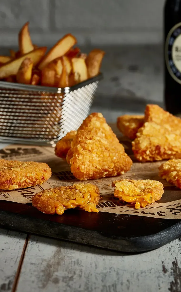 Nachos panés en triangles, ouverts sur un cœur de cheddar fondu