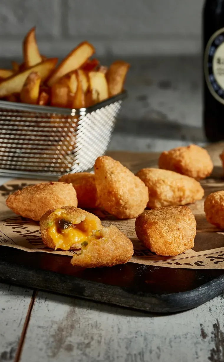 Bouchées panées ouvertes sur un cœur de fromage fondu et de jalapenos