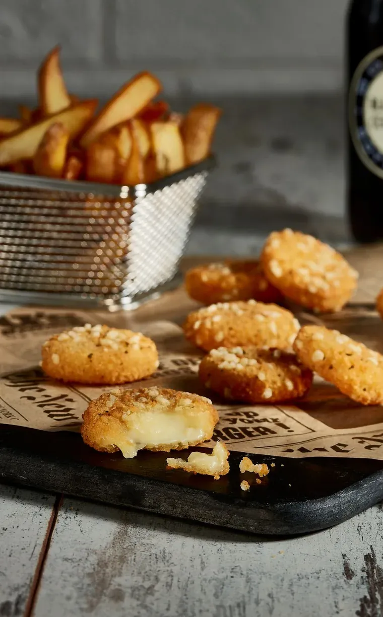 Bouchées de camembert panées, dont une ouverte sur son cœur coulant