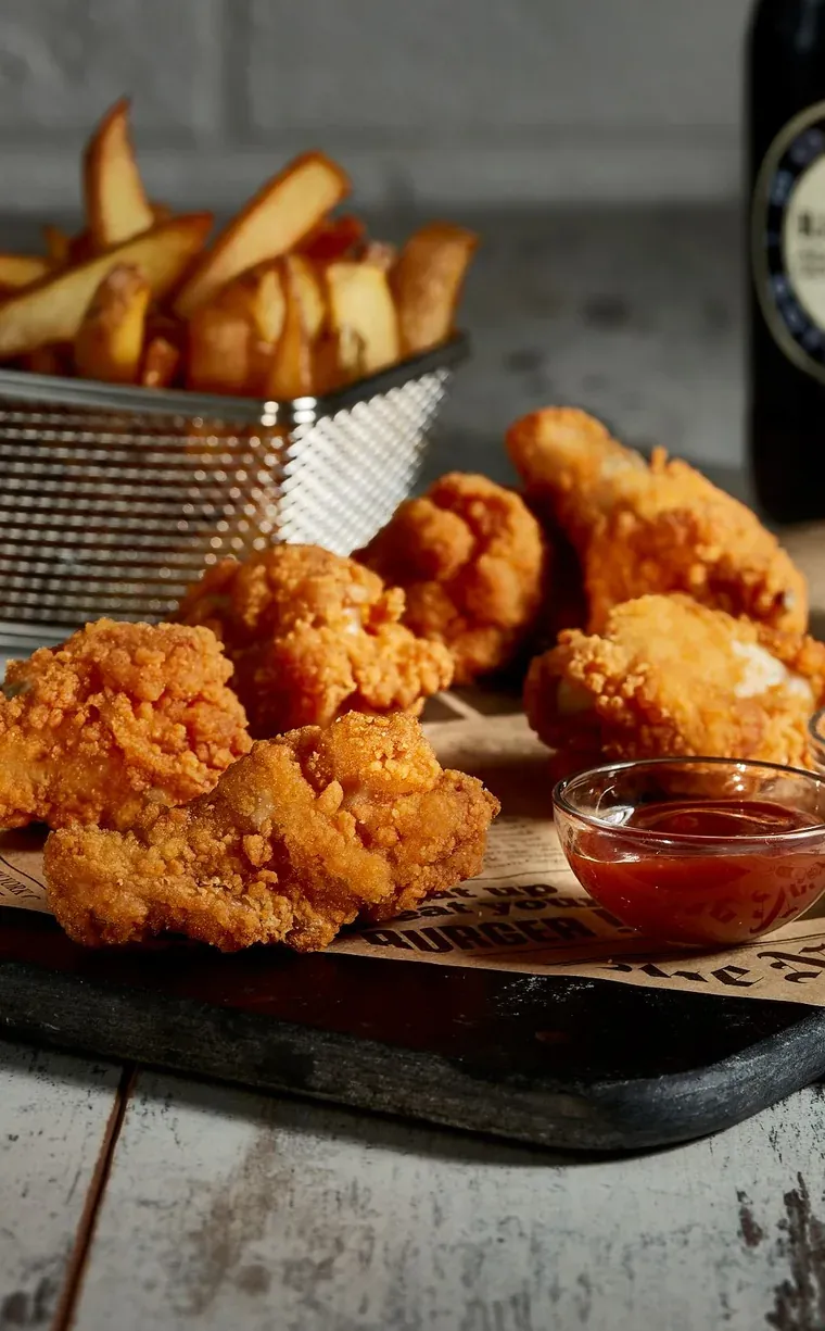 Ailes et goujons de poulet panés, avec deux sauces en coupelles