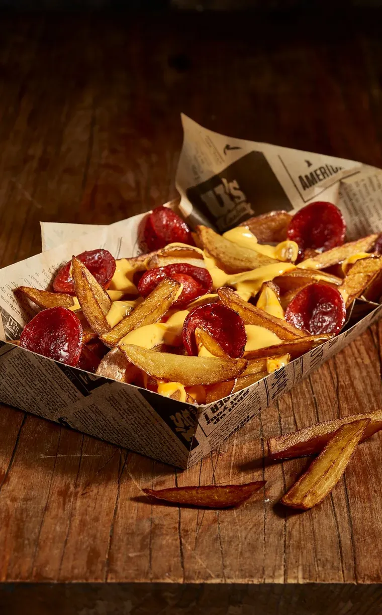 Barquette de frites maison nappées de cheddar fondu et de rondelles de pepperoni