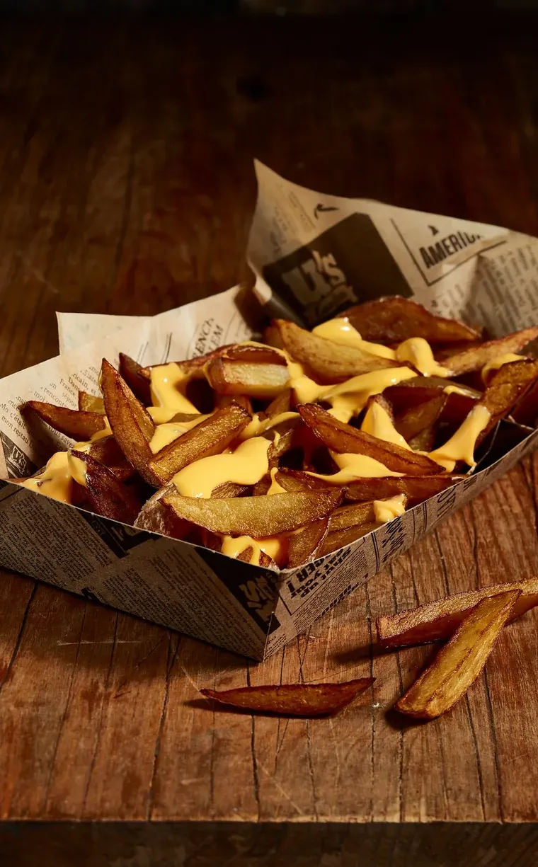 Barquette de frites maison nappées de cheddar fondu
