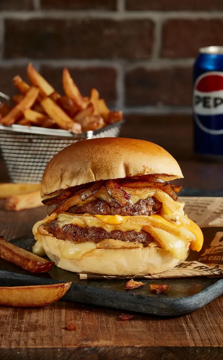 Burger double aux deux fromages fondus et aux oignons caramélisés