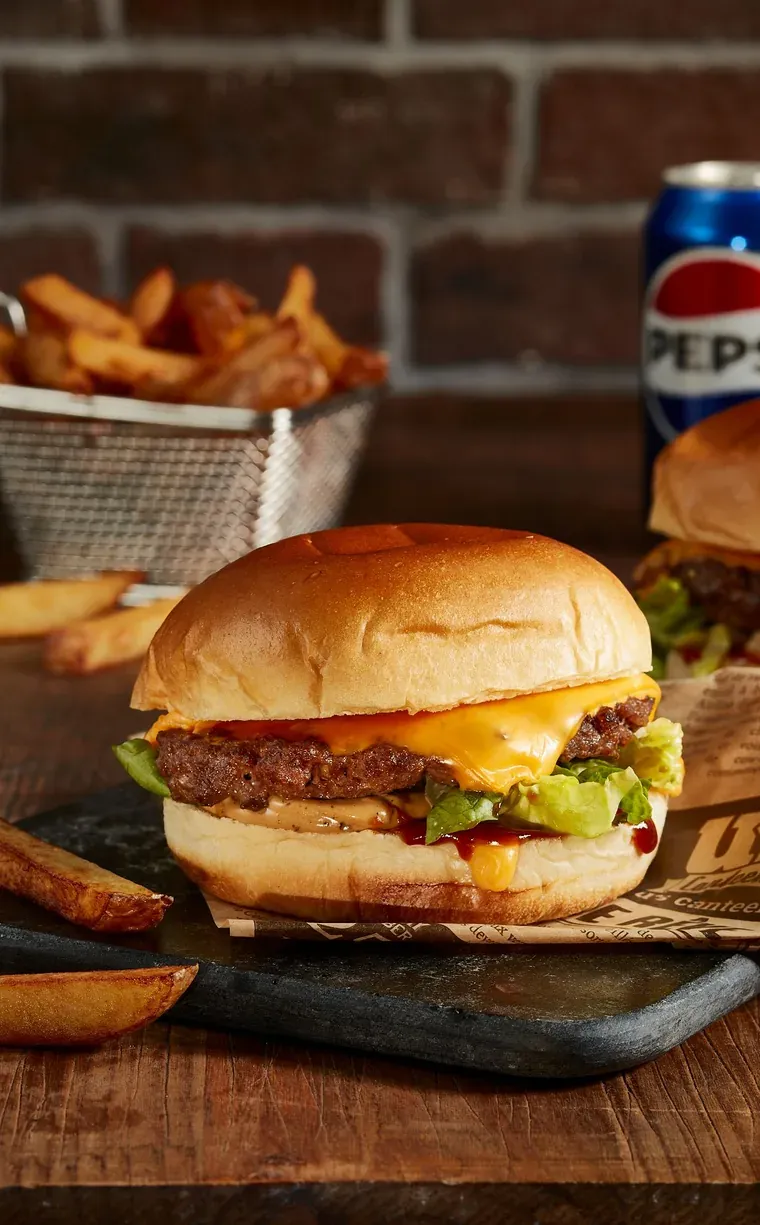 Cheeseburger simple à la salade et au cheddar, un second burger derrière